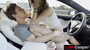 Teen with bubbles in her ass gets fucked in the car