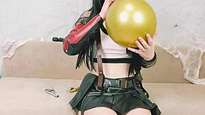 Tifa Lockharts, cosplay kıyafetleriyle yaramaz balon patlatma seansı